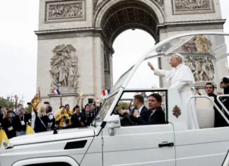 Multitudinaria recepción al papa León XIV en París: cientos de miles colmaron los Campos Elíseos