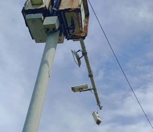 Mar del Plata, ciudad de abandono: una cámara cuelga frente a Punta Mogotes y amenaza con caer sobre un auto
