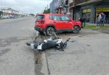 Accidente en avenida Colón: un motociclista de 33 años terminó en el HIGA tras chocar con una camioneta