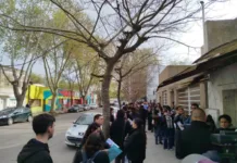 Una fila de 800 metros para conseguir trabajo: la postal que expone la crisis laboral en Mar del Plata