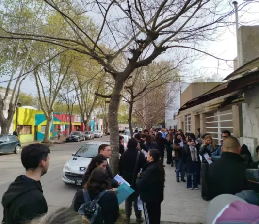 Una fila de 800 metros para conseguir trabajo: la postal que expone la crisis laboral en Mar del Plata